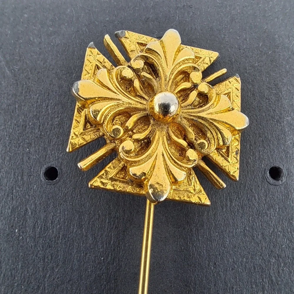 MMA Metropolitan Museum of Art Stick Pin Flower  Vtg Gold-Tone Maltese Cross
